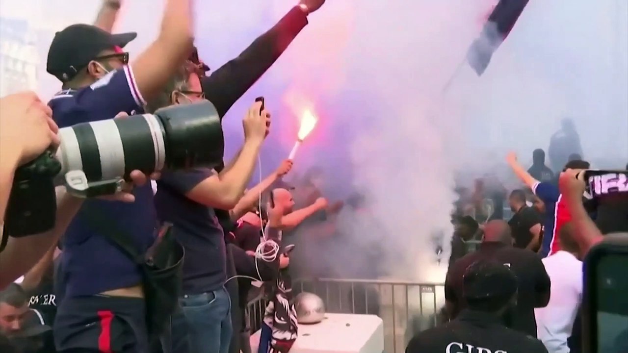 Lionel Messi receives rapturous reception from PSG fans as he joins French club