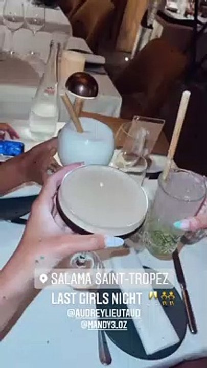 Dernière nuit de folie entre amies pour Caroline Receveur.