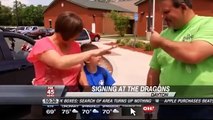 Criança surda surpreendida por mascote de baseball