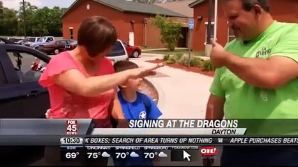 Criança surda surpreendida por mascote de baseball