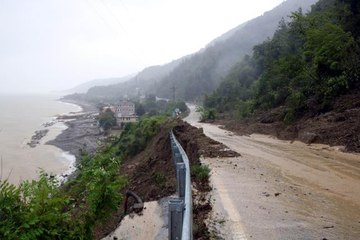 Sele teslim olan Ayancık'a yollar geçit vermiyor