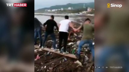 Selde sürüklenen yavru köpek böyle kurtarıldı
