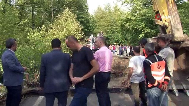 Bartın'da iki köprü arasında mahsur kalanlar kurtarılıyor