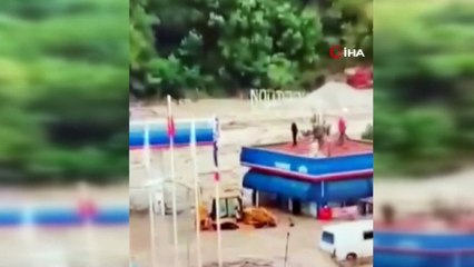 Kastamonu'da korkutan sel görüntüleri: Araçlar üst üst bindi, mahalle savaş alanına döndü