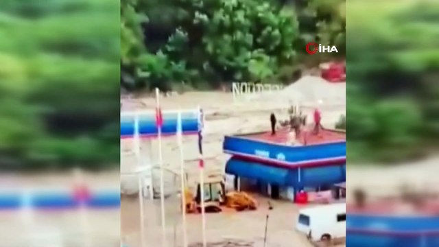 Kastamonu'da korkutan sel görüntüleri: Araçlar üst üst bindi, mahalle savaş alanına döndü