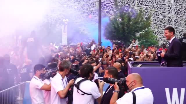 Messi treated to royal welcome by PSG fans