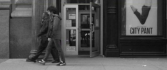 Curta-metragem explica sensação de caminhar com estranhos