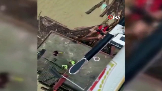 Sahil Güvenlik Komutanlığı'ndan selde mahsur kalan vatandaşlara helikopter desteği