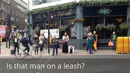 Mulher passeia homem de trela