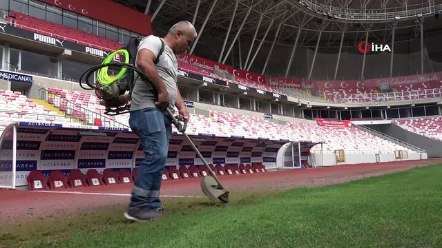 Bahçeşehir Koleji Sivas 4 Eylül Stadyumu temizlendi