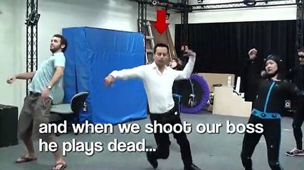 Patrão também dança para responder a funcionária