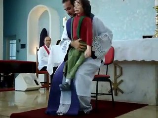 Padre ventríloquo com boneco ajudante atrai jovens à missa