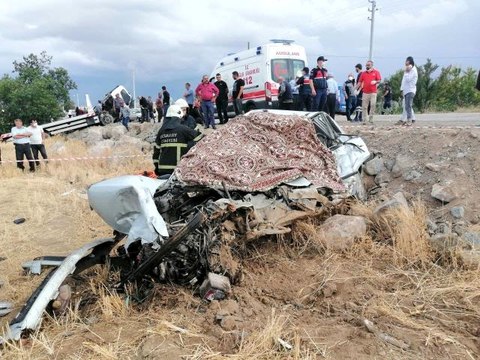 Aksaray'da otomobil ile oto kurtarıcı çarpıştı: 2 ölü, 1 yaralı