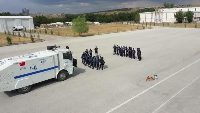 AA'nın savaş muhabirliği eğitiminde kursiyerler toplumsal olaylarda nasıl davranacaklarını deneyimledi