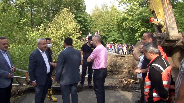 Bartın'da iki köprü arasında mahsur kalanları kurtarma çalışmaları devam ediyor