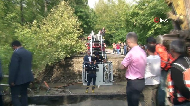 Bartın'da iki köprü arasında mahsur kalanlar kurtarılıyor