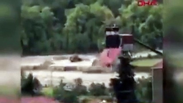 Sinop'taki selde beton şantiyesinin binası böyle yıkıldı