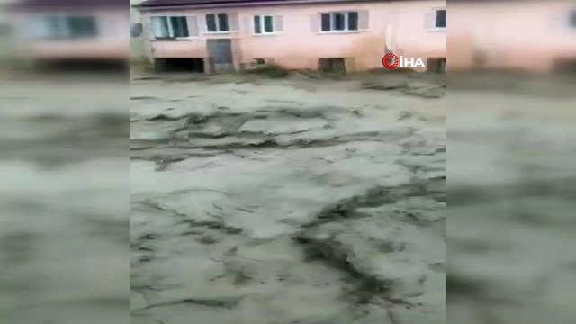 Selde evinde mahsur kalan kadın yaşananları böyle görüntüledi