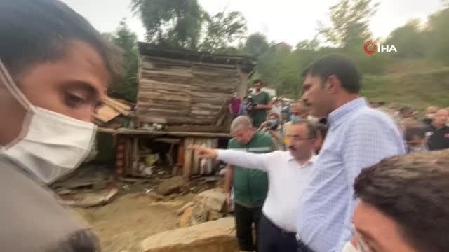 Bakan Kurum, 85 yaşındaki Arife Ünal'ın sel sularına kapıldığı evinde incelemelerde bulundu