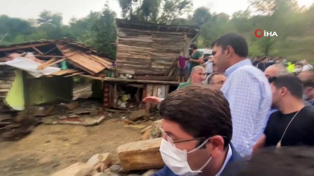 Bakan Kurum, 85 yaşındaki Arife Ünal’ın sel sularına kapıldığı evinde incelemelerde bulundu