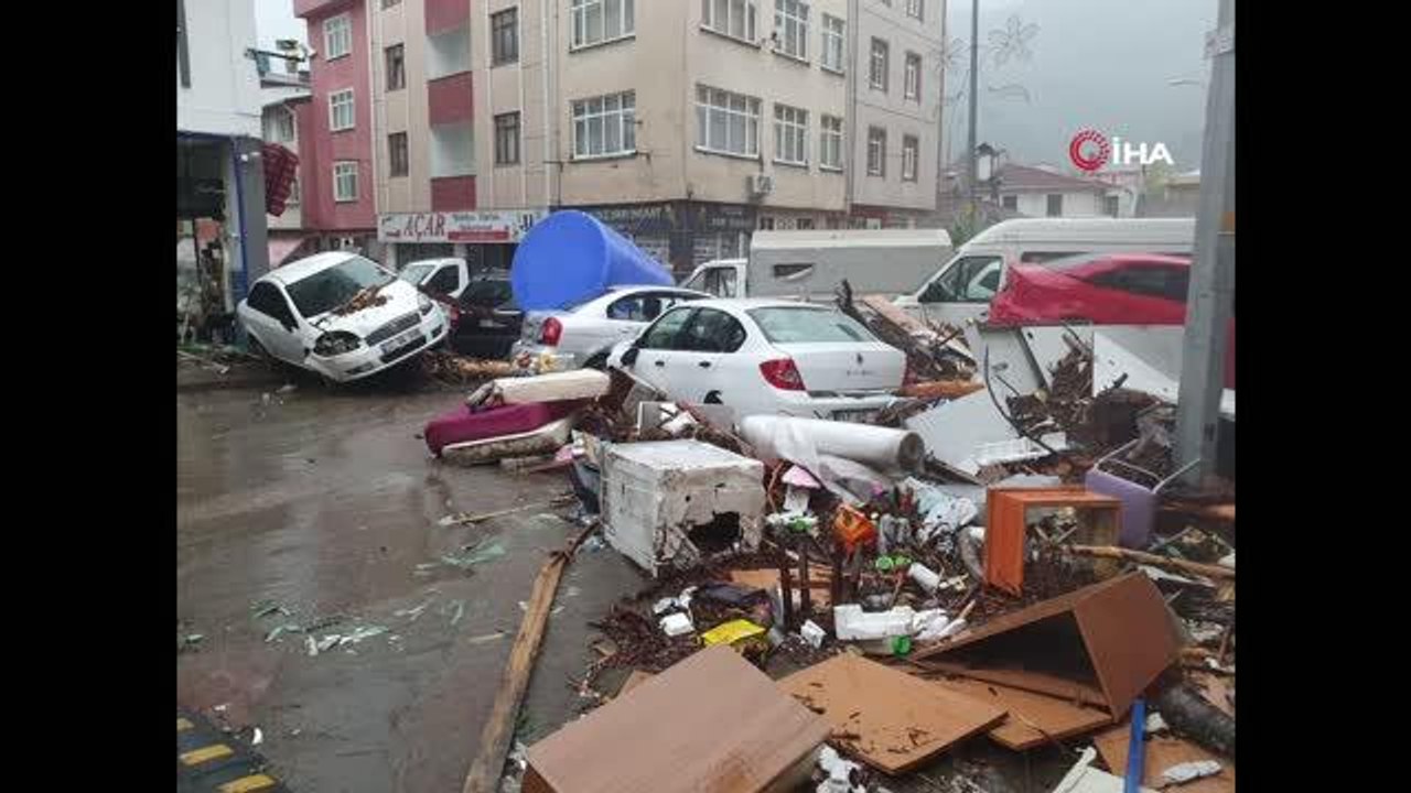 Son dakika haber: Bir ilçe savaş alanına döndü: Sel suları araçları sürükledi, ev ve iş yerlerini yerle bir etti