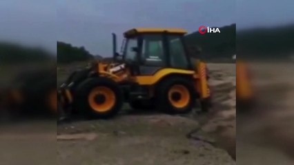 İş makinesi sel sularına böyle kapıldı