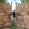 Un sculpteur sur bois réalise un portail magnifique