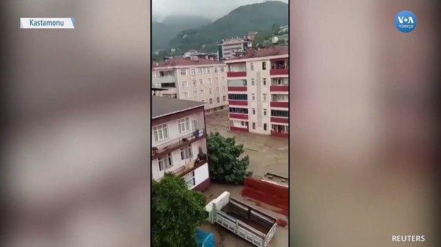 Kastamonu’da Sel Araçları Sürükledi