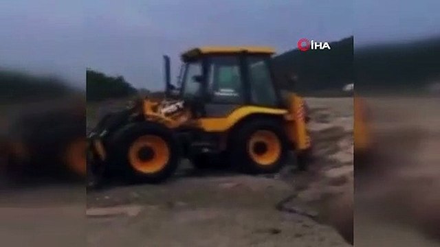 Operatör saniyelerle kurtuldu... Sel suları iş makinesini böyle yuttu