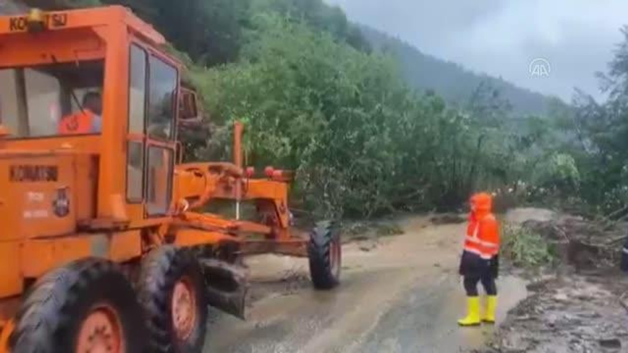 KASTAMONU - Heyelan nedeniyle Kastamonu-Bozkurt kara yolunda ulaşım kontrollü sağlanıyor