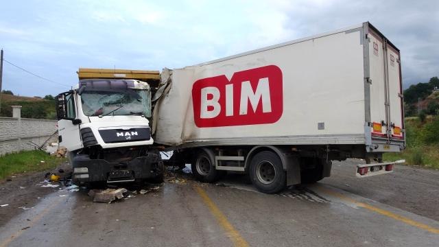 Son dakika haberleri! Yerinden çıkan tırın dorsesi kamyonla çarpıştı: 1 ölü