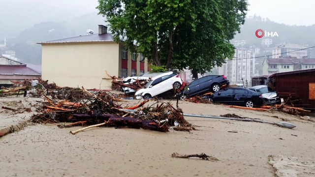 Bir ilçe savaş alanına döndü: Sel suları araçları sürükledi, ev ve iş yerlerini yerle bir etti