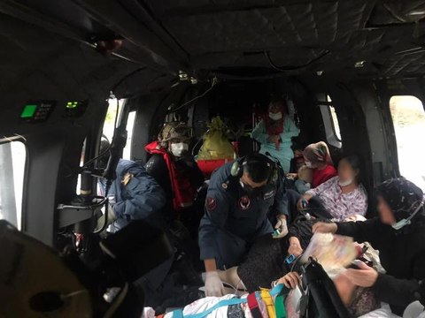 Son dakika haberleri... Sinop Ayancık Devlet Hastanesi'ndeki hastalar, sel nedeniyle helikopterlerle Sinop Devlet Hastanesi'ne nakledildi