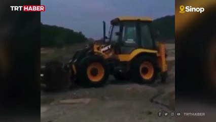 İş makinesi sel sularına kapıldı