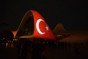 Türkiye'ye destek amacıyla Haydar Aliyev Merkezi'ne Türk bayrağı silüeti yansıtıldı