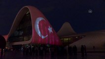 Haydar Aliyev Merkezi'nin dış cephesine Türk bayrağı yansıtıldı