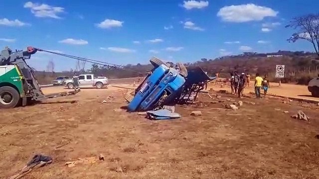 Caminhão tomba e três morrem na BR-135, em Montes Claros