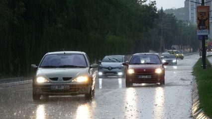 Edirne'de yağmur caddeleri göle çevirdi, Tekirdağ'da okulun bahçesine yıldırım düştü