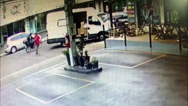 Criminoso furta caixa com doces enquanto trabalhador fazia entrega no Centro; Veja o vídeo