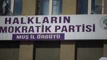 Son dakika haber! Çocukları PKK'lı teröristlerce dağa kaçırılan aileler HDP binası önünde eylem yaptı