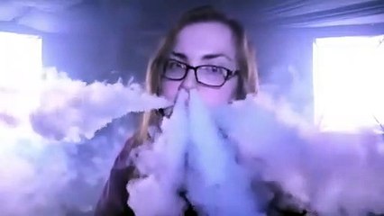 Wanita ini memiliki trik hebat dalam bermain vape
