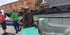 La #caravana #migrante de #Honduras en las vias del tren reciben comida agua y ayuda de la Casa Franciscana Guaymas A.C. en su viaje epico a los estados unidos de norte america para buscar una vida mejor
