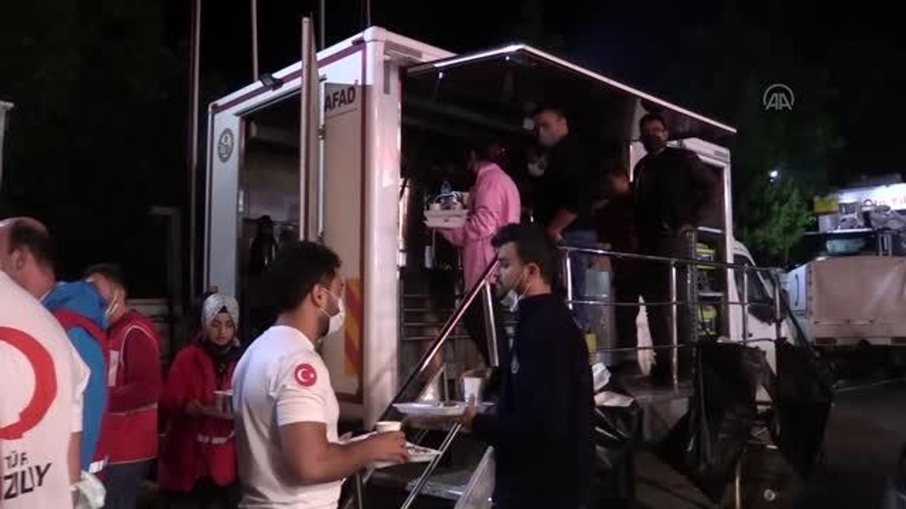 Son dakika haberi | KASTAMONU - Sel felaketinin yaşandığı Bozkurt ilçesinde, Türk Kızılay ekiplerinin yemek dağıtımı