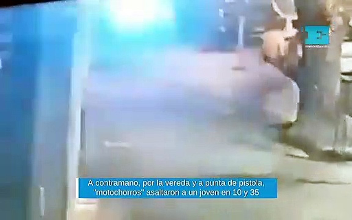 A contramano, por la vereda y a punta de pistola, "motochorros" asaltaron a un joven en 10 y 35