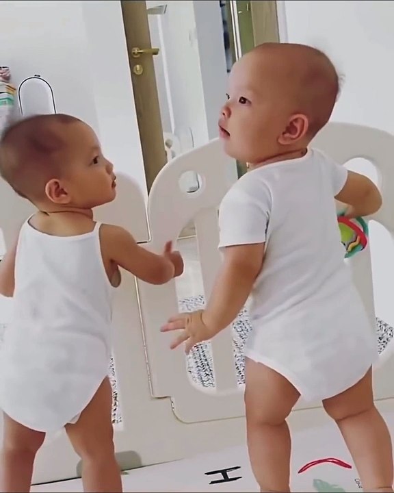 Leon: để con gầm gừ doạ chị Lisa, ai dè bị ho luôn. Chị Lisa bửa nay hết sợ ông ú rồi nha.