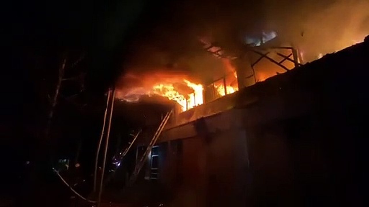 Bomberos combate incendio registrado en Campus San Joaquín de la Universidad Católica