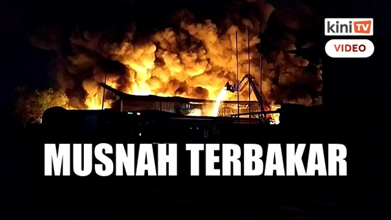 Kilang kitar semula plastik di Pelabuhan Klang musnah terbakar