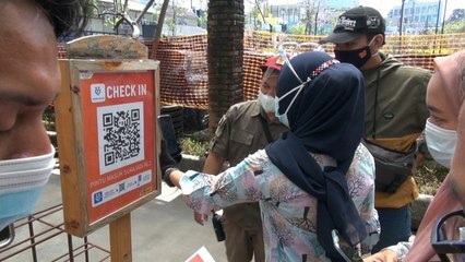 Hari Pertama Buka, Pengunjung Serbu Mal di Bandung