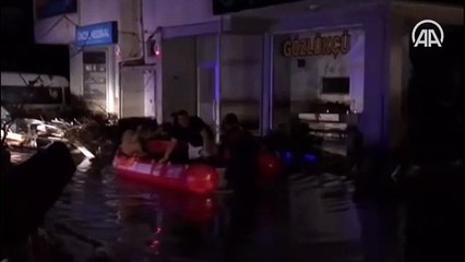 Ayancık'taki evleri sular altında kalan vatandaşlar botlar ile tahliye edildi