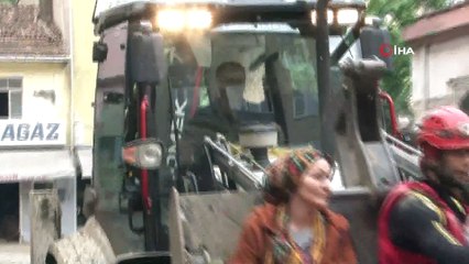 Binalarında mahsur kalan selzedeler helikopterlerle kurtarılıyor